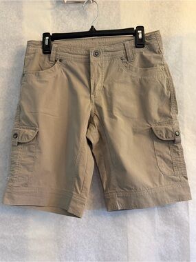 Kuhl Women’s khaki‎ Cargo 11” Shorts Lightweight Outdoor Shorts Sz-8.  J17